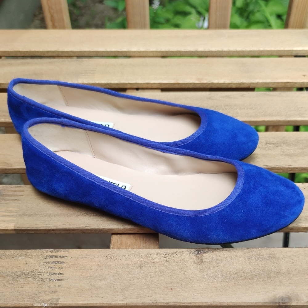 EUC Vibrant Blue Suede Flats 💙